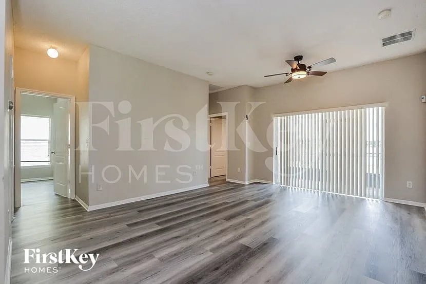 4 bed, 2.0 bath, 1465 sqft, $2,905 — Photo 2