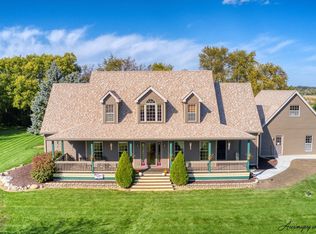 2304 Fox Bluff Ln, Spring Grove, IL 60081