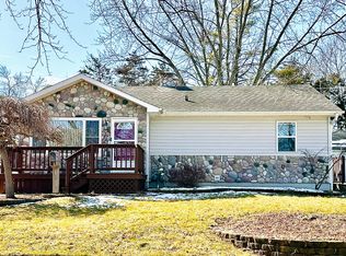 697 Pleasant St, Woodstock, IL 60098
