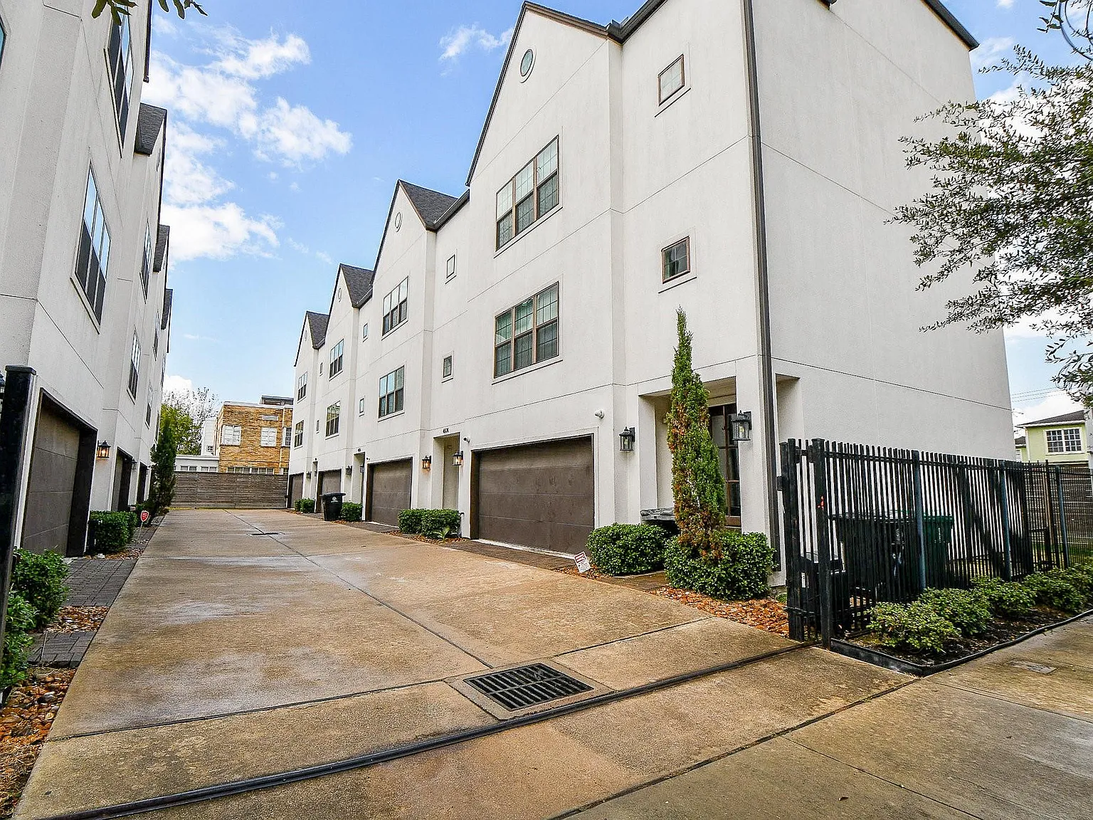 3 bed, 3.5 bath, 2653 sqft, $4,800 — Photo 2