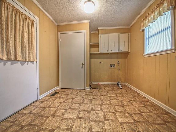 4th image of 143 Hillcrest Dr