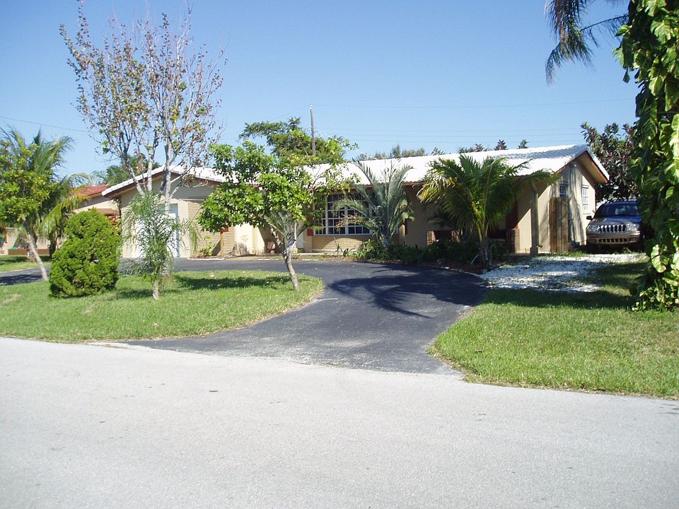 Circular driveway and space for RV or Boat trailer