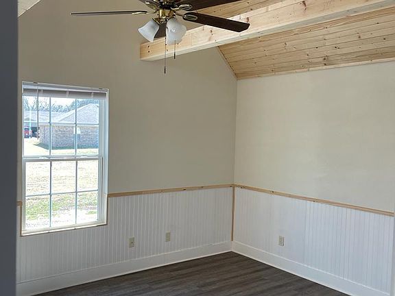 4th image of 888 Lakeview Dr