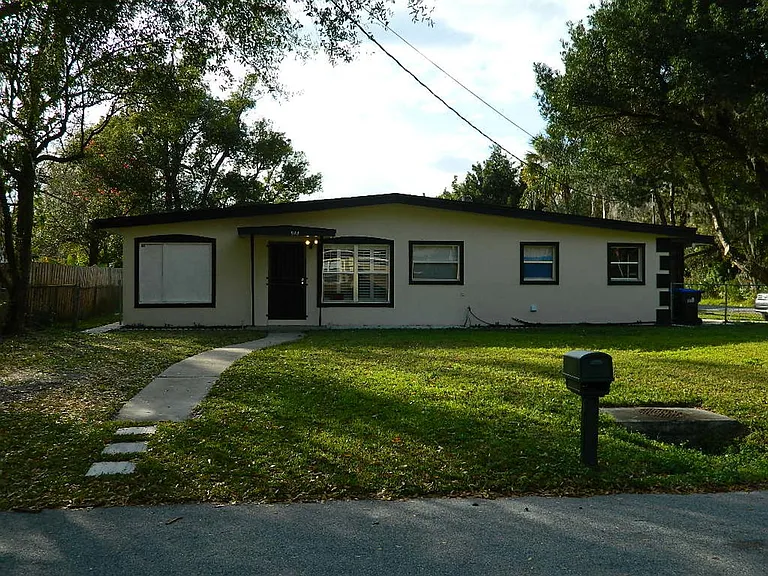 944 Kensington Dr — Photo 1