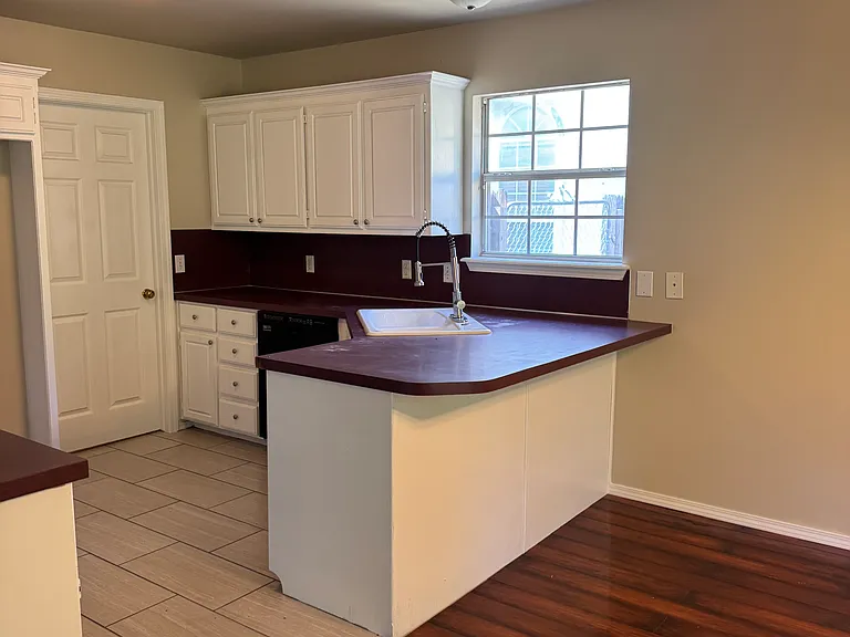 223 N Valley Dr — Photo 23