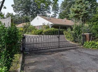 2 Pinewood Rd, Old Westbury, NY 11568
