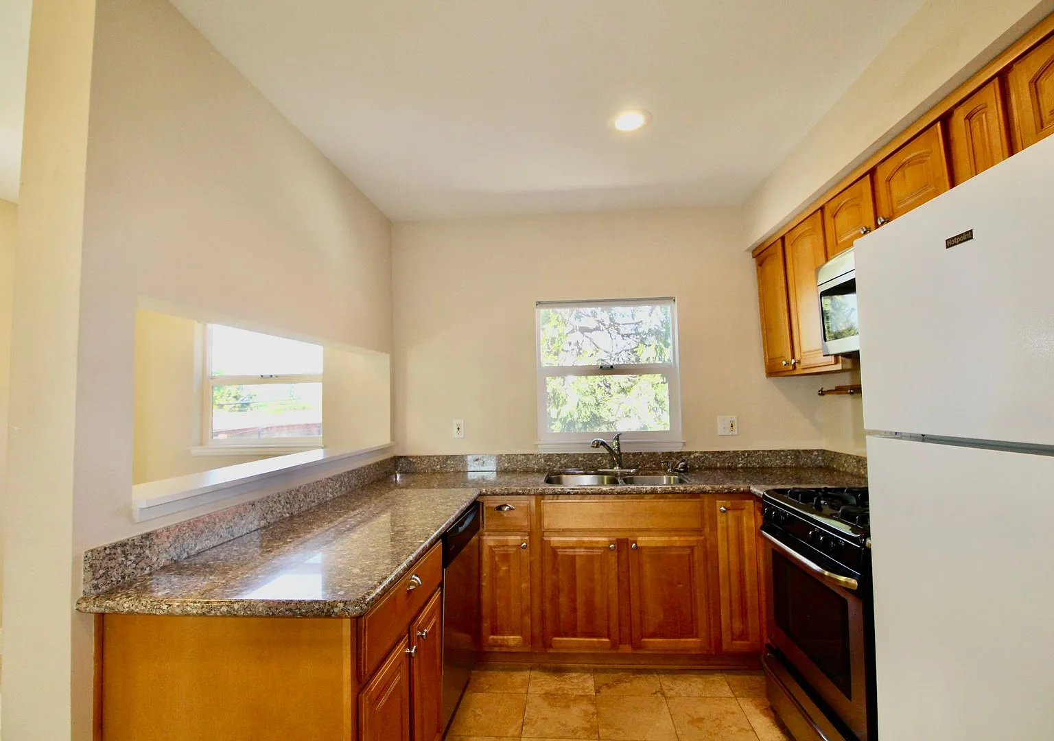 Two story unit w/ spiral staircase blocks from downtown Berkeley! In unit washer dryer! — Photo 1