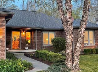 331 Oakbrook Dr, Columbus, IN 47201