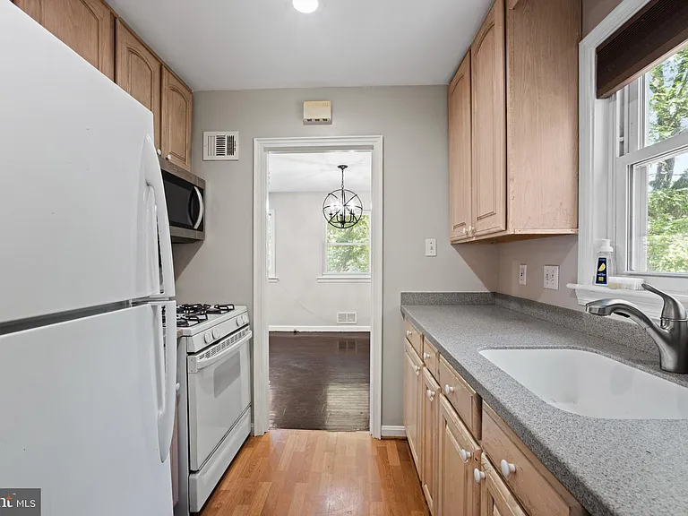 121 Whitmoor Ter — Photo 3