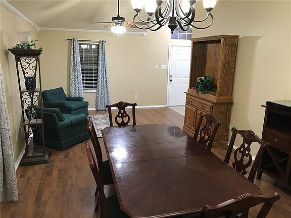 4th image of 1052 Magnolia Ln