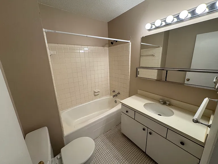 6321 Kavanaugh Blvd #4 — Photo 7