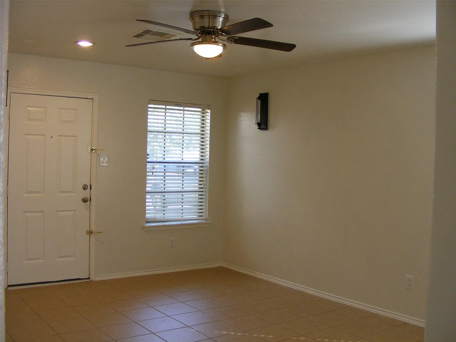 3 bed, 1410 sqft, $2,100 — Photo 3