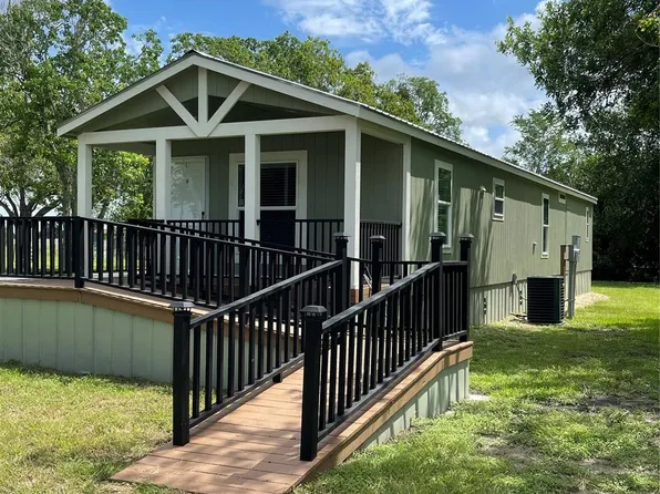 908 N Colorado St, Edna, TX 77957