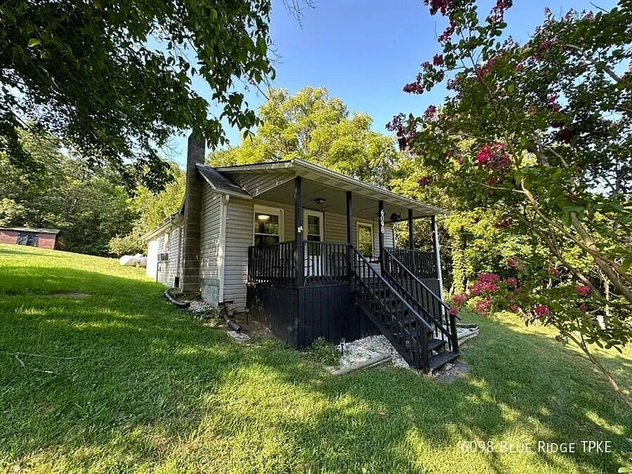 3 Bed 1 Bath Outside Fincastle! — Photo 2