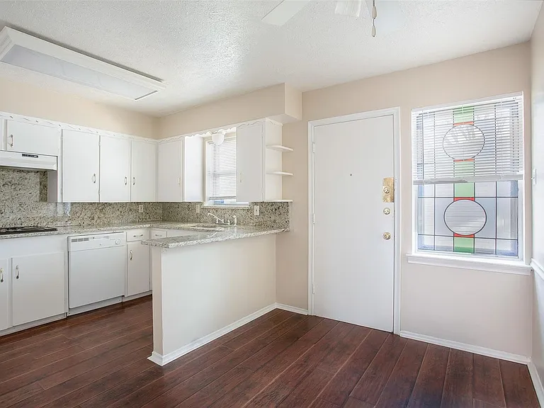 7010 Kingsbury Dr — Photo 5