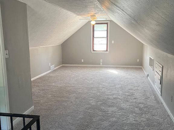3rd image of 909 W 30th St