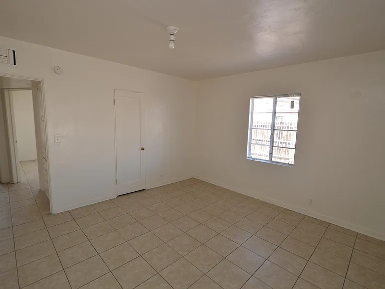 2425 N Los Altos Ave — Photo 6