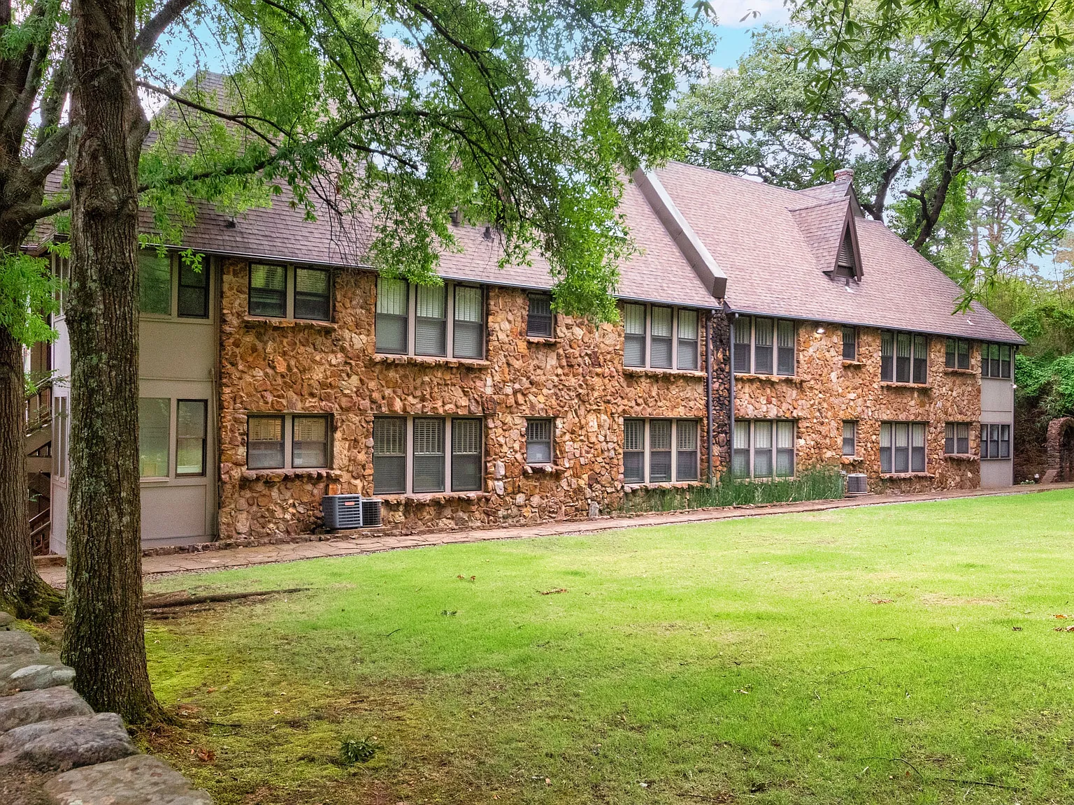 2 bed, 1050 sqft, $1,600 — Photo 4