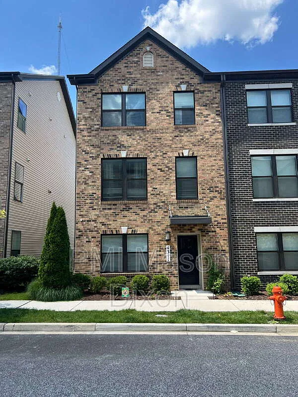 3 bed, 2.5 bath, 1800 sqft, $3,200 — Photo 1