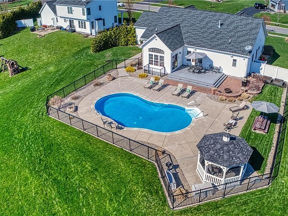 3rd image of 73 Rockwell Dr