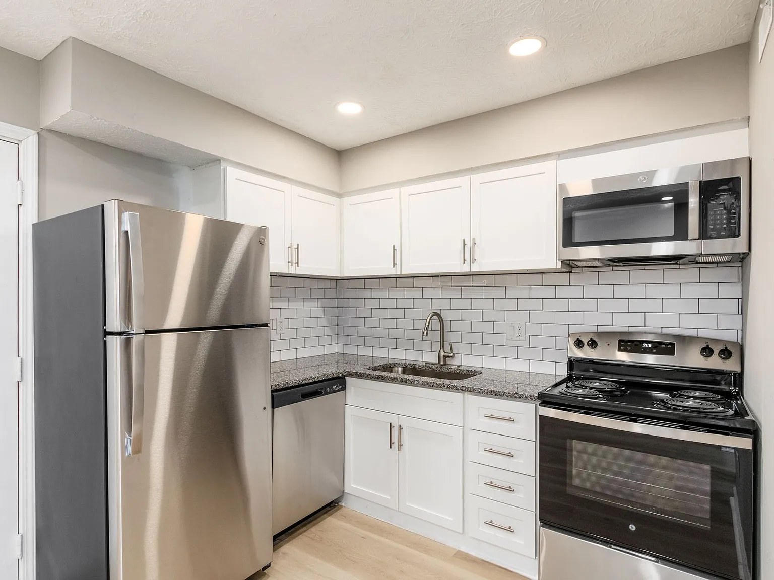 2 bed, 1.5 bath, 1018 sqft, $1,565 — Photo 1