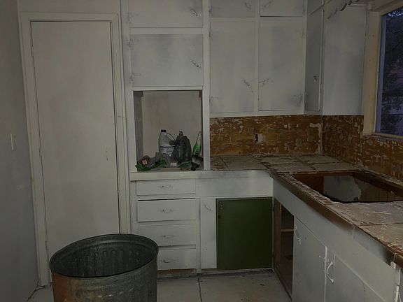 5th image of 613 W Bridle Path Ln