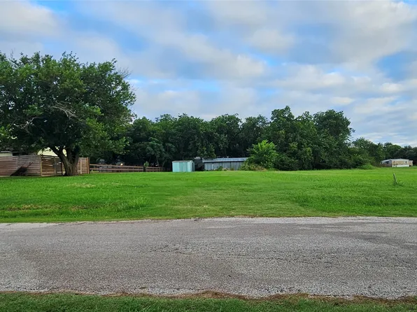 116 E Cooper St, Pilot Pt, TX 76258