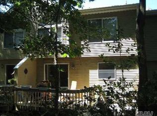 46 Willow Ridge Dr, Smithtown, NY 11787