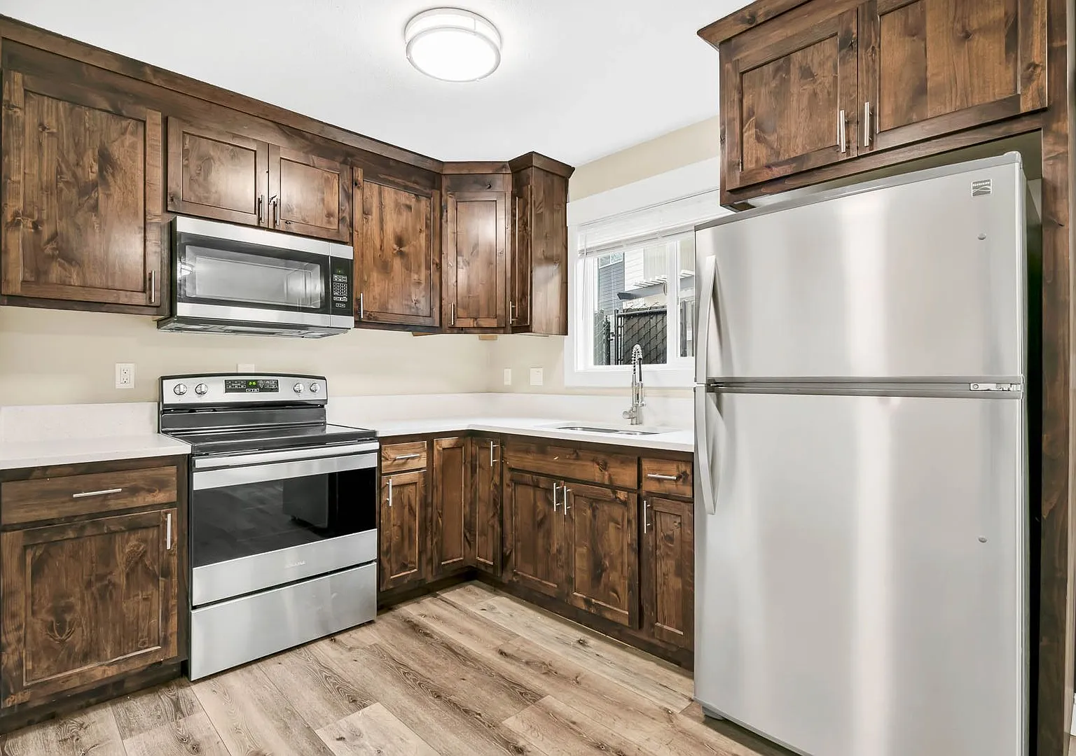 Cape Lee Apartments 2 & 3 Bedroom 1 Bathroom units — Photo 3