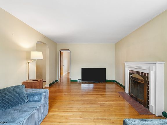 5th image of 1904 Lincoln Way E