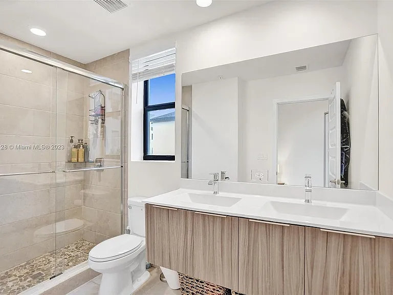 10437 NW 82nd St #5 — Photo 31