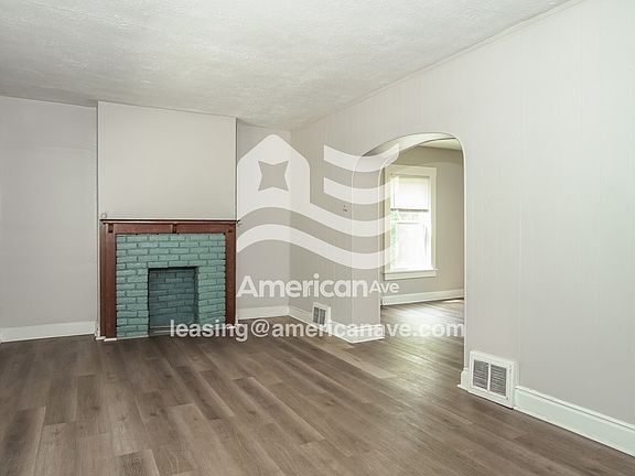 1081609_002_wm_-_living_room_13104324.jpg