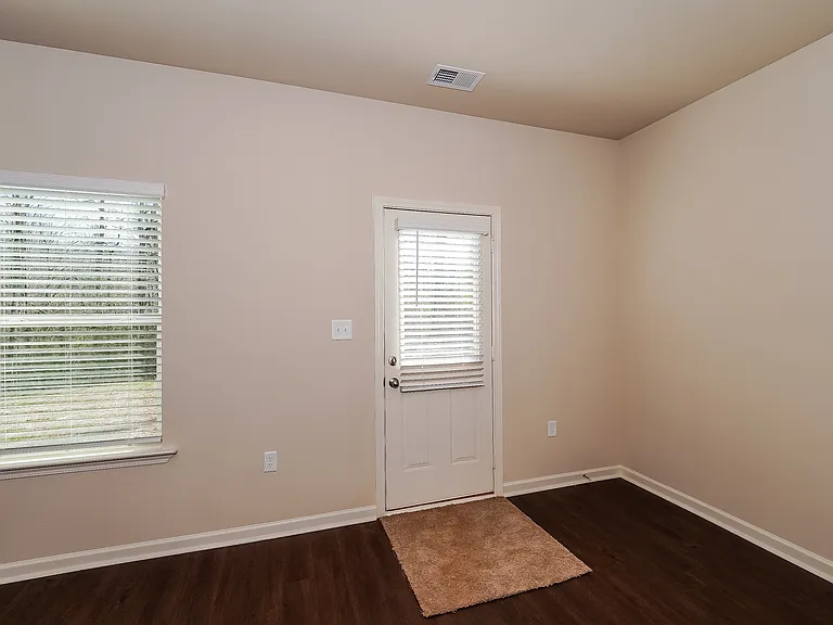 484 Clover Cir — Photo 2