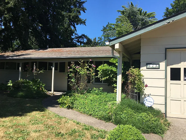 371 Ivanhoe Ave — Photo 2