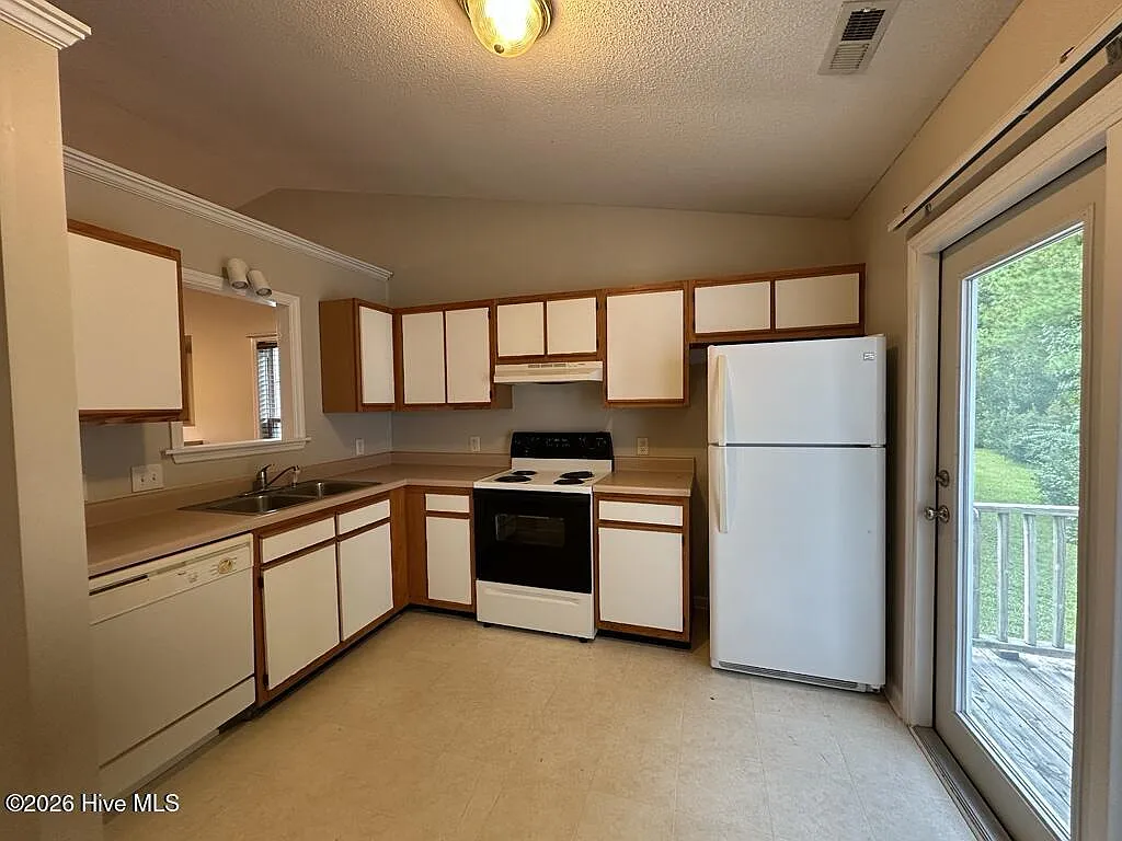 2 bed, 2.0 bath, 912 sqft, $1,175 — Photo 4