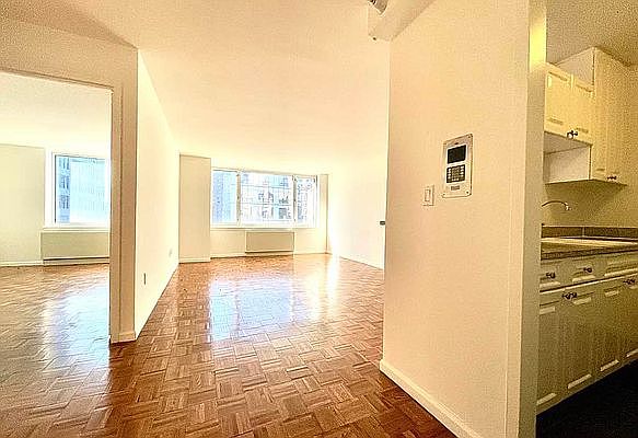 1st image of 325 W 43rd St #3D
