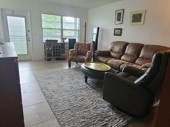 4th image of 270 Suffolk