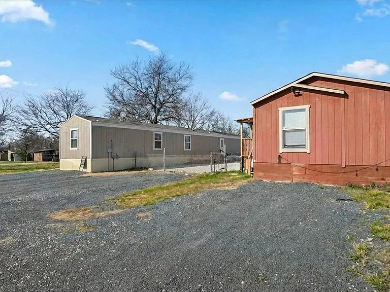 337 SW Front St — Photo 1