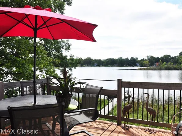 5050 Island Shore Dr, Pinckney, MI 48169