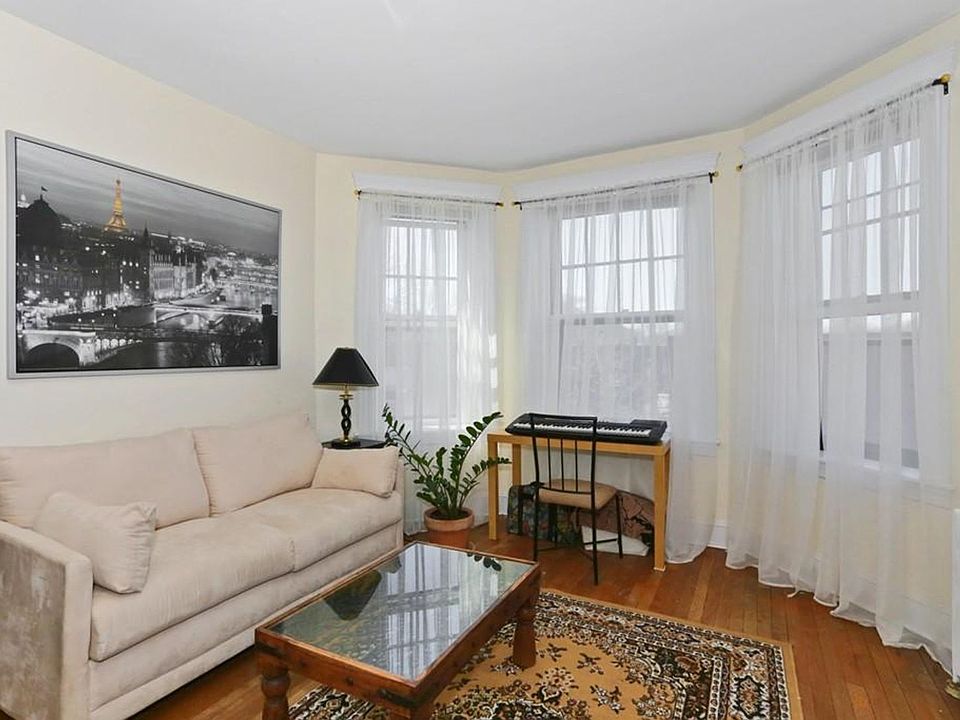 1st image of 72 Strathmore Rd APT 11B