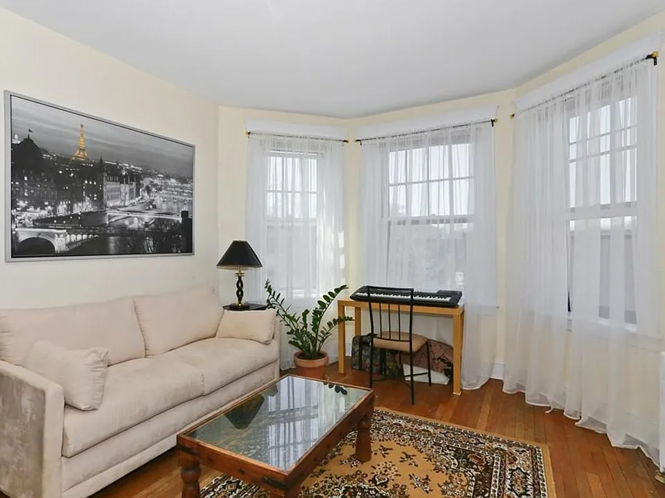 72 Strathmore Rd #11B
