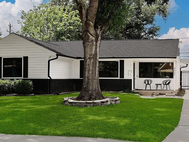 4007 Markham St — Photo 1