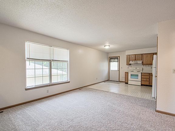 4th image of 810 NE Barnes Dr APT A