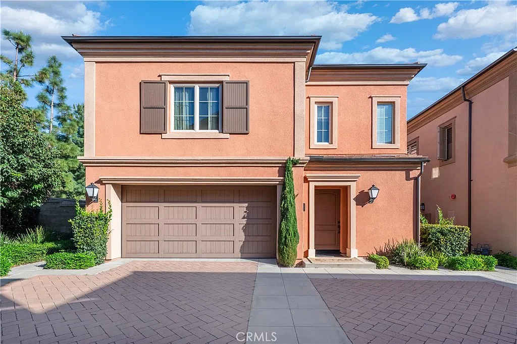 3 bed, 2.5 bath, 2059 sqft, $5,200 — Photo 1