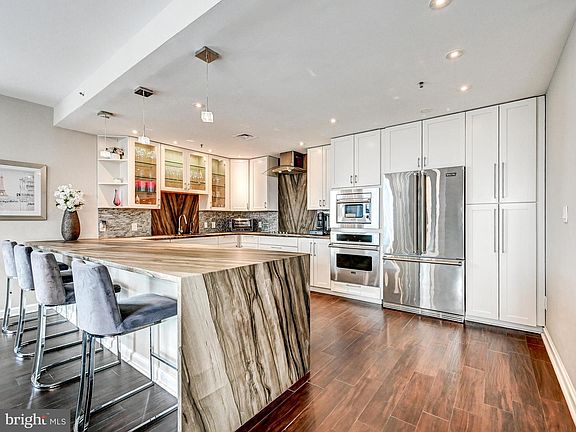 4th image of 10 E Lee St Unit 2402