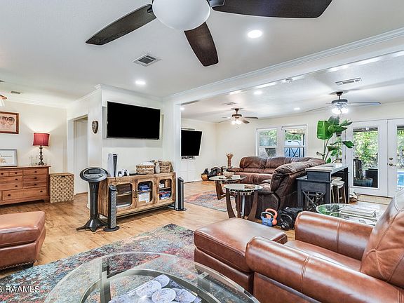 4th image of 111 Live Oak Dr