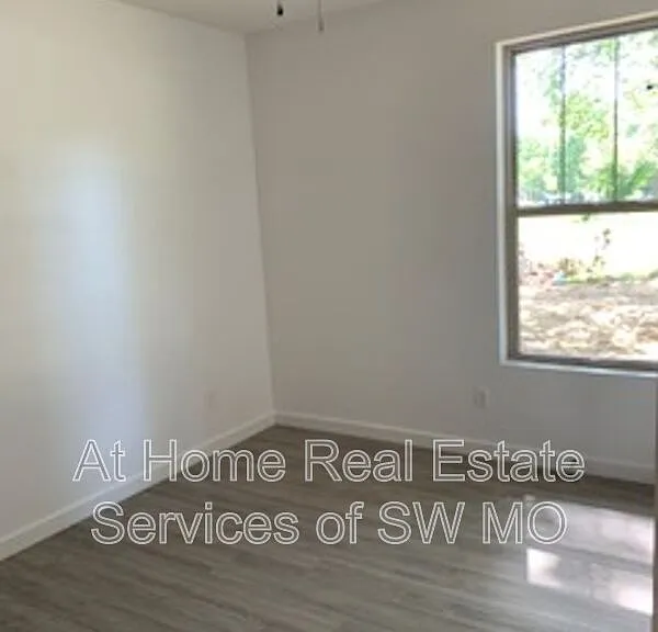 2028 S Lone Pine Ave — Photo 15
