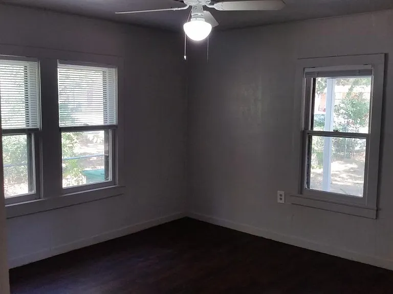 1106 S Avenue B — Photo 10
