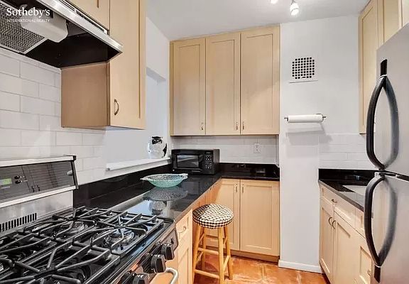 5th image of 42 W 13th St APT 5F