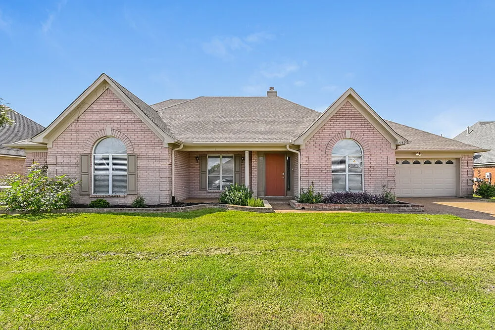 4 bed, 2.0 bath, 1913 sqft, $2,880 — Photo 1